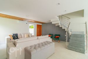 Image 6 - 523356