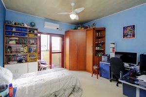 Image 21 - 523985