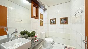 Image 7 - 556751