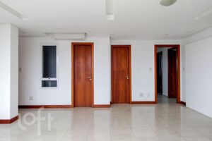 Image 8 - 557577