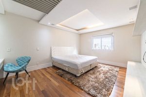 Image 35 - 558993