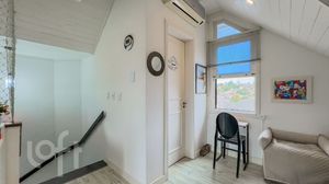 Image 21 - 560660