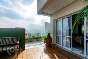 Image 12 - 579448