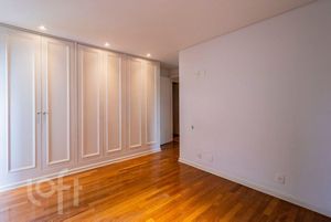 Image 18 - 584988