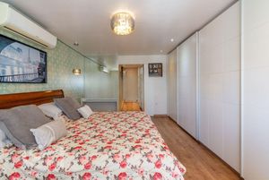 Image 19 - 586327