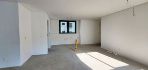 Image 3 - 595200