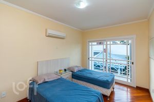 Image 18 - 654617