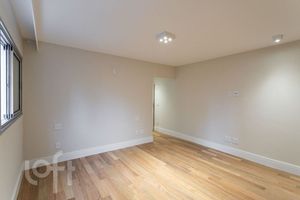 Image 10 - 677786