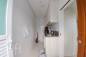 Image 21 - 692043