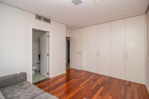 Image 18 - 692526