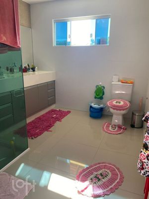 Image 12 - 696005