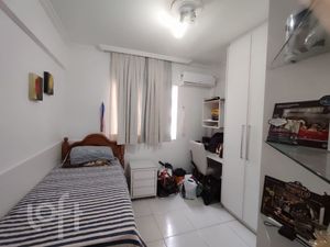 Image 6 - 696028