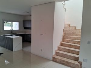 Image 10 - 699437