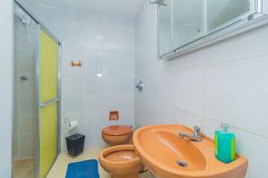 Image 11 - 704642