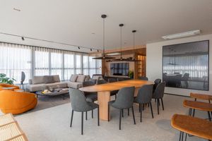 Image 1 - 725716