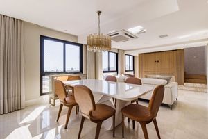 Image 10 - 726677