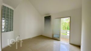 Image 21 - 728689