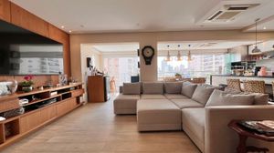 Image 1 - 728915