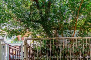 Image 17 - 729895