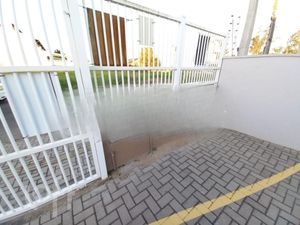 Image 11 - 735037