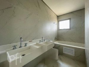 Image 4 - 736301