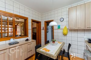 Image 36 - 737112