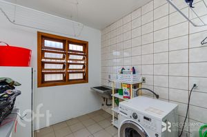 Image 31 - 737112
