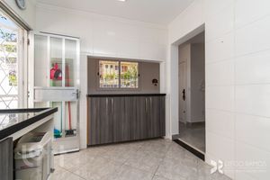 Image 23 - 737319