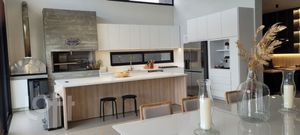 Image 9 - 737446