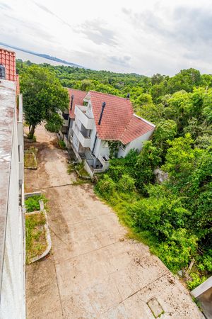 Image 10 - 745961