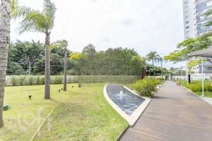 Image 22 - 747043