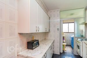 Image 17 - 747993