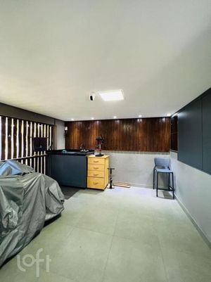 Image 24 - 748260