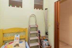 Image 4 - 748884