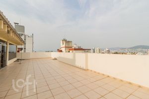 Image 30 - 749235
