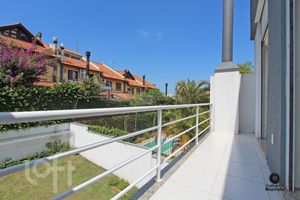 Image 19 - 749468