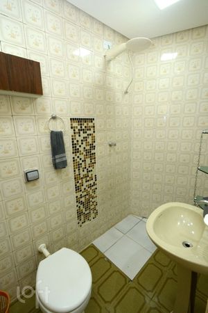 Image 32 - 749519