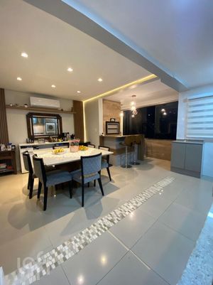 Image 32 - 749900