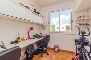 Image 6 - 749984