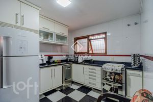 Image 11 - 750293