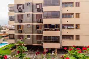 Image 24 - 752546