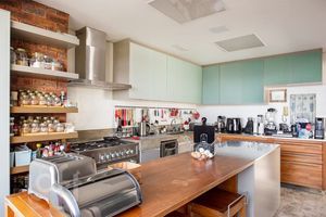 Image 11 - 753617