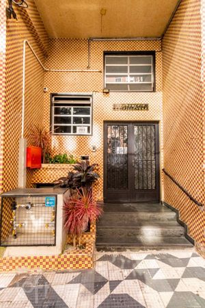 Image 10 - 758007
