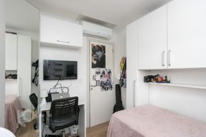 Image 19 - 807811