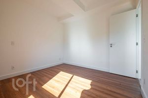 Image 8 - 809677