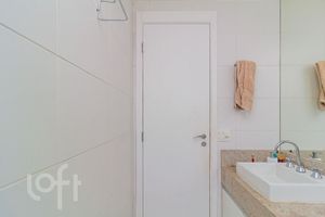 Image 32 - 809744