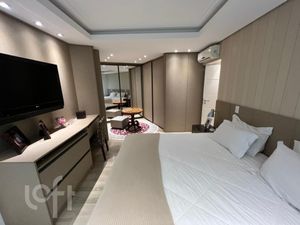 Image 10 - 810333