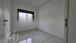 Image 6 - 810344