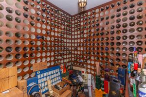 Image 11 - 810611