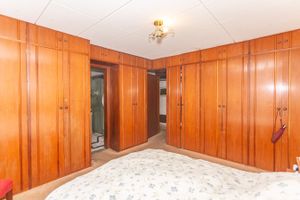 Image 32 - 810611
